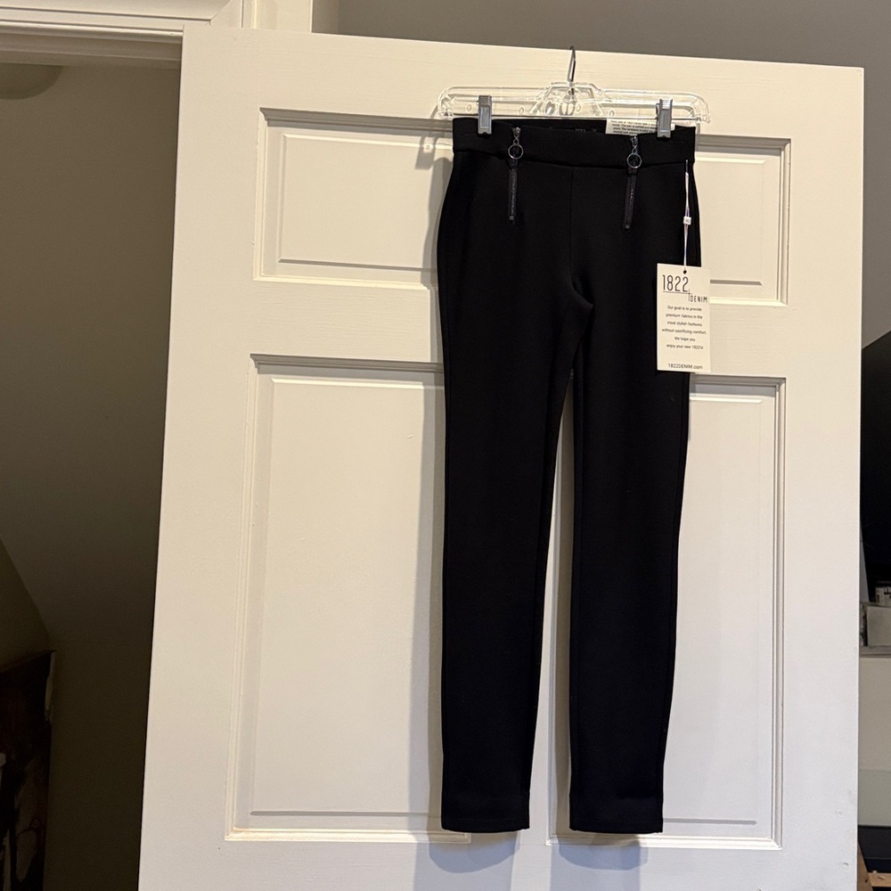 1822 Denim Black Zippered Pants